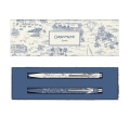 Zestaw-długopis-Caran-d'Ache-849-White-ołówek-Caran-d'Ache-844-Blue-Toile-De-Jouy.jpg