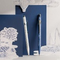 Zestaw-długopis-Caran-d'Ache-849-White-ołówek-Caran-d'Ache-844-Blue-Toile-De-Jouy.jpg